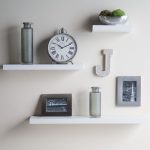 How to decorate your room with white shelves