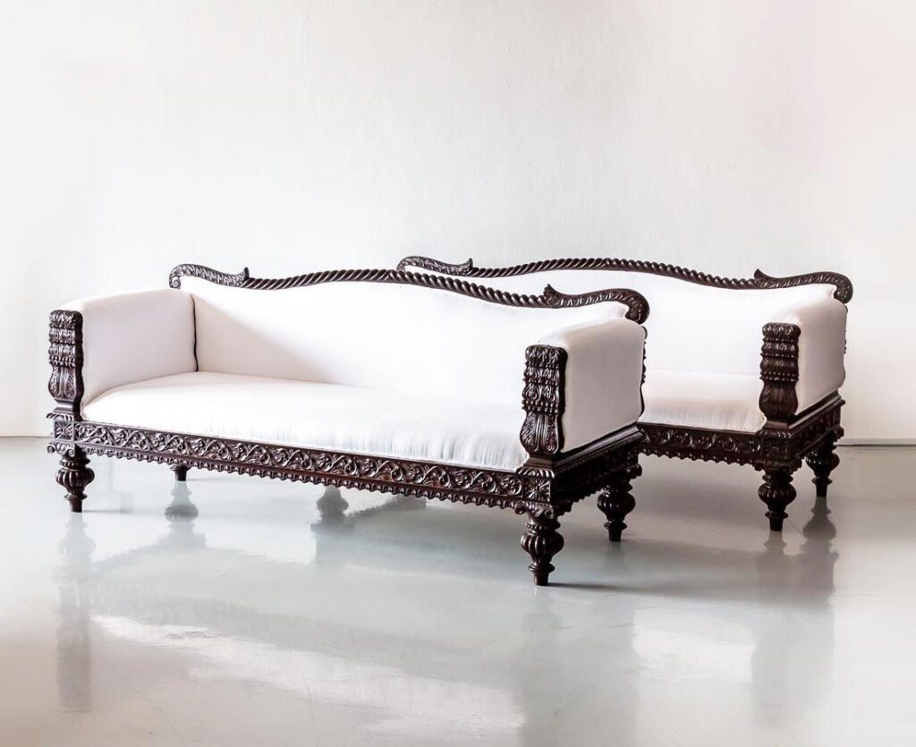 1698469304_Antique-Sofa.jpg
