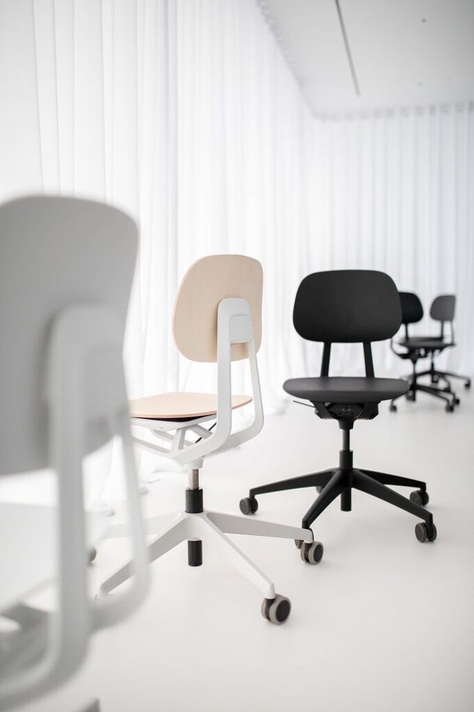 1698521460_Swivel-Chairs-For-Office.jpg